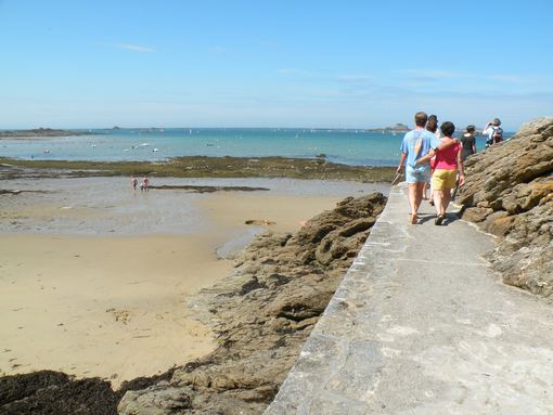  sentier aménagé le long des plages et de la mer